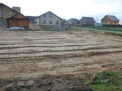 Выравнивание трактором участка под строительство фундамента в Казани